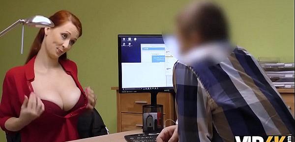 VIP4K. Der Kreditantrag wurde abgelehnt, weshalb sich die Rothaarige Isabella Lui auszieht
